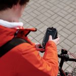 A navigációs rendszer GPS rendszeren keresztül képes pontosan meghatározni az autó vagy bármilyen jármű helyzetét a térképen