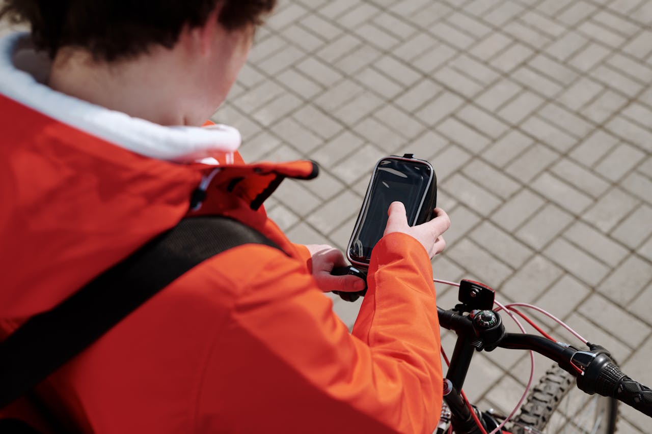 A navigációs rendszer GPS rendszeren keresztül képes pontosan meghatározni az autó vagy bármilyen jármű helyzetét a térképen